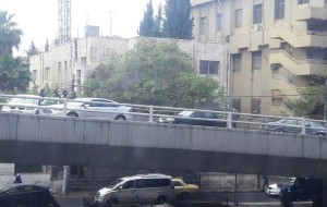 انزلاق مركبات فوق جسر الداخلية .. وتعطل الحركة المرورية