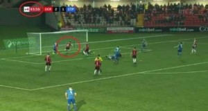 بالفيديو .. حارس ينقذ فريقه بهدف صاروخي عابر للقارات في آخر دقيقة