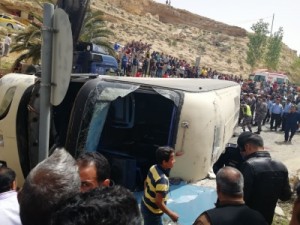 وفيات واصابات بتدهور حافلة تقلّ عمالا آسيويين في البتراء - صور