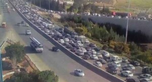 أزمة سير "خانقة" عقب تدهور مركبة على طريق المطار