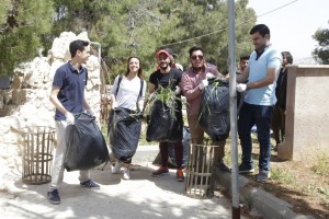 طلبة التربية الوطنية بجامعة البترا ينظمون حملة بيئية في منتزه عمان القومي