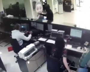 تفاصيل عن منفذ عملية السطو : خريج الجامعة الاردنية تخصص "فرنسي" بتقدير "امتياز "و يقطن البقعة