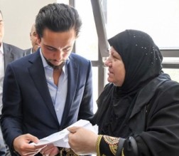 بالصور ... الامير الحسين يزور خدمة الجمهور في الديوان الملكي