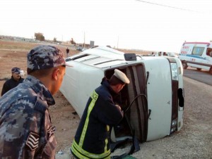 12 اصابة بحادث تصادم حافلة وصهريج مياه في المفرق