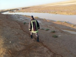 بالفيديو والصورة...العثور على شاب عشريني جرفته السيول متوفياً بالمفرق