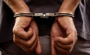 القبض على شخص اطلق عيارات نارية وسمح لطفله العبث بالسلاح