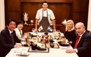 بالصور...نتنياهو يُقدم طعام لرئيس الوزراء الياباني وزوجته بـ"الكنادر"