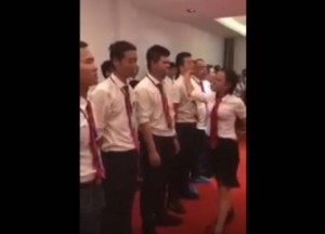 بالفيديو .. هذه المُديرة لم ترحم موظفيها أبد .. شاهد ماذا فعلت !