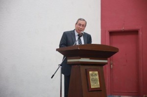 رئيس جامعة البترا يسلم كأس بطولة "أبو الحسين السابعة لكرة القدم" لمدرسة الفاروق