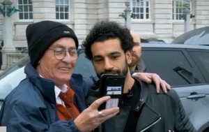 شاهد: كيف يتعامل محمد صلاح مع من يريد التقاط صورة معه؟