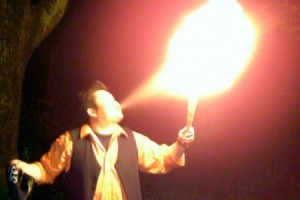 احتراق وجه شخص أراد الاستعراض بـ "نفث النار" من فمه في عمان