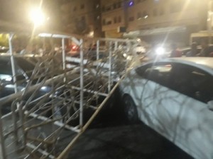 بالصور .. سائق يفقد السيطرة ويصطدم بــ ٣ مركبات وبرج حديدي في اربد