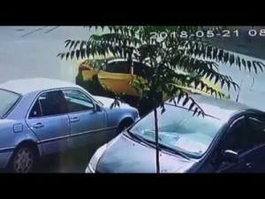 بالفيديو ...حدث في عمان ..سيدة تسأل سائق تكسي عن العداد ..شاهد ماذا فعل بها !!