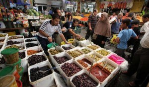 الملقي وابنه في سوق السكر