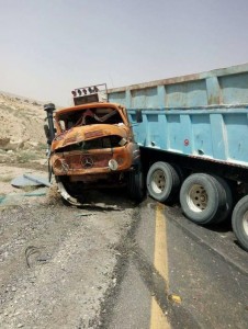 10 اصابات في حادث تصادم بين سيارة تقل سجناء وقلاب (صور)