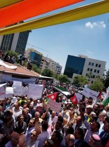 الآلاف يتجمهرون أمام مجمع النقابات (صور)