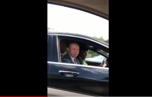 بالفيديو...كيف رد الفايز على سيدة سألته في الشارع العام عن رأيه في الاضراب!