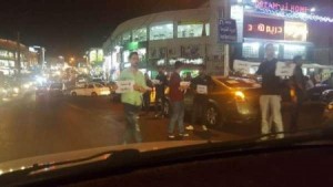 مواطنون في طبربور يوقفون مركباتهم في الطريق احتجاجا على اسعار البنزين