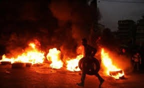 إعمال شغب وإغلاق الطريق الرئيسي بالإطارات المشتعلة احتجاجا على رفع أسعار المحروقات في طيبة اربد