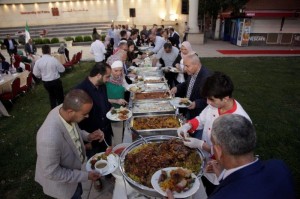 نادي جامعة البترا ينظم إفطار جماعي لمنتسبيه