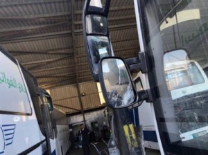 بالصور .. تكسير حافلتين "جت" من قبل محتجين