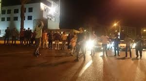 بالفيديو...محتجون يغلقون الطريق الصحراوي النافذ من الحسينية