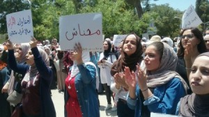 بالصور ...طلبة الجامعة الاردنية يحتجون ضد سياسيات الحكومة