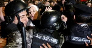 احتكاكات بين محتجين والأمن في الشميساني