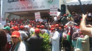 بالفيديو ...المحتجون يرفضون قرار النقباء بوقف الاحتجاجات ... ويهتفون: " عالرابع باعوها "