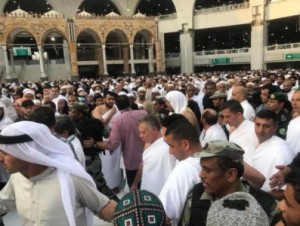 الملك وولي العهد يؤديان مناسك العمرة