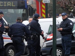 احتجاز رهائن من مقبل مسلح في أحد أحياء باريس