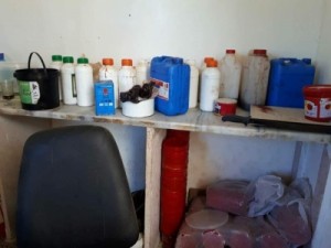 بالصور...ضبط معمل يصنع "الدخان والتمباك" بطرق غير مشروعة في الرمثا