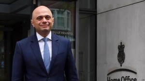 وزير الداخلية البريطاني: لصوص على دراجة نارية سرقوا هاتفي المحمول