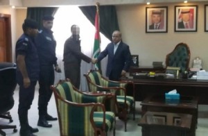 بالصورة....وزير العدل يستقبل سجينا أضرب عن الطعام