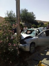 بالصور ... وفاه و 4 إصابات بعد اصطدام مركبه بعامود كهرباء على طريق جرش عمان