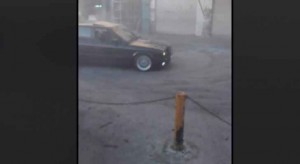 بالفيديو .. الامن يضبط احد الاشخاص قاد مركبة بطريقة متهورة و استعراضية على الطريق