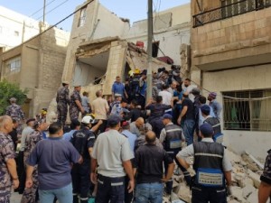 الدفاع المدني: تواصل جهود انقاذ شابين تحت أنقاض عمارة بالزرقاء