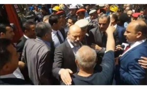 الرزاز يشكل لجنة للتحقيق باسباب انهيار عمارة الزرقاء ويتعهد بتوفير مسكن لقاطنيها