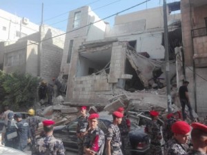 4 وفيات و6 إصابات بانهيار طابق بعمارة سكنية في الزرقاء..صور