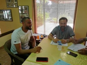 الدولي شفيع يغادر الوحدات ويوقع لشباب الأردن