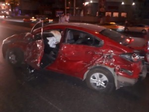 القبض على 4 أشخاص من ممتهني سرقة المركبات في الزرقاء.. صور