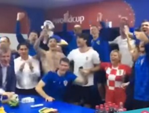 بالفيديو .. شاهد كيف احتفلت رئيسة كرواتيا بفوز منتخب بلادها و تأهله لنصف النهائي