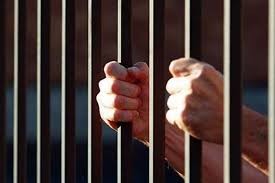 الحبس (8) سنوات لـ (4) متهمين بتشكيل عصابات اشرار خططوا الاعتداء على رجال امن وسرقة اسلحتهم