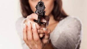 توقيف سيدة اشهرت سلاحها داخل محكمة في عمان