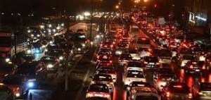 فتاة عشرينية تهدد بالانتحار شنقا على شجرة بشارع الاستقلال