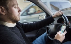 الأمن يبدأ غداً حملة لضبط مخالفات السائقين مستخدمي الهواتف الخلوية