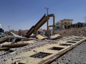 إغلاق طريق المطار بعد سقوط جسر مشاة (صور)