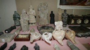 القبض على عصابة تحتال على مواطنين بقطع اثرية مزيفة