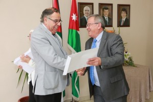 رئيس جامعة البترا يكرم أسرة كلية الصيدلة لحصولها على الاعتماد الأمريكي