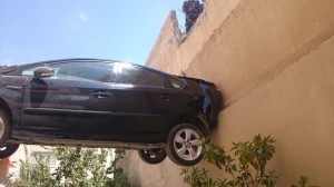 مركبة تداهم منزلاً في طبربور (صور)